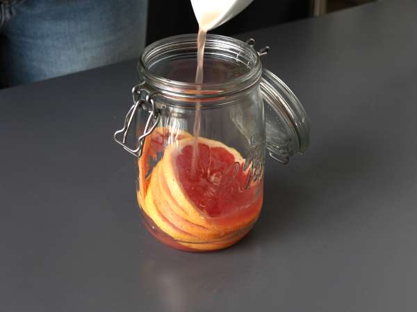 Вода с аромат на грейпфрут и розмарин: детокс напитката без добавена захар - Подготовка стъпка 2