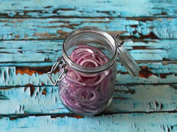 Кисели краставички с червен лук, идеални за подобряване на ястията! - Подготовка стъпка 3