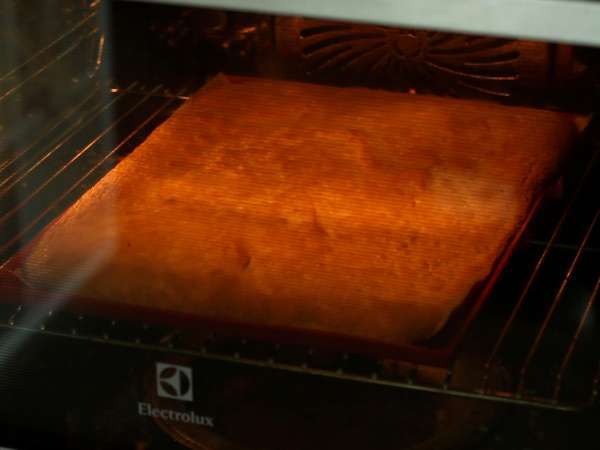 Лесно руло с вкус на Kinder Bueno, идеално за торта за рожден ден или за коледен дървен материал! - Подготовка стъпка 4