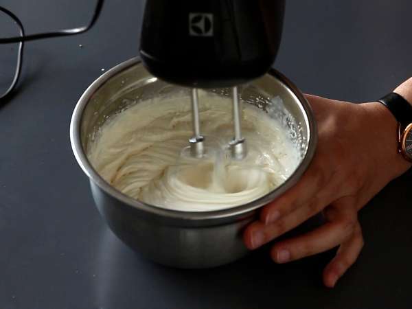 Лесно руло с вкус на Kinder Bueno, идеално за торта за рожден ден или за коледен дървен материал! - Подготовка стъпка 6