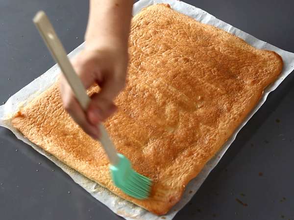 Лесно руло с вкус на Kinder Bueno, идеално за торта за рожден ден или за коледен дървен материал! - Подготовка стъпка 7