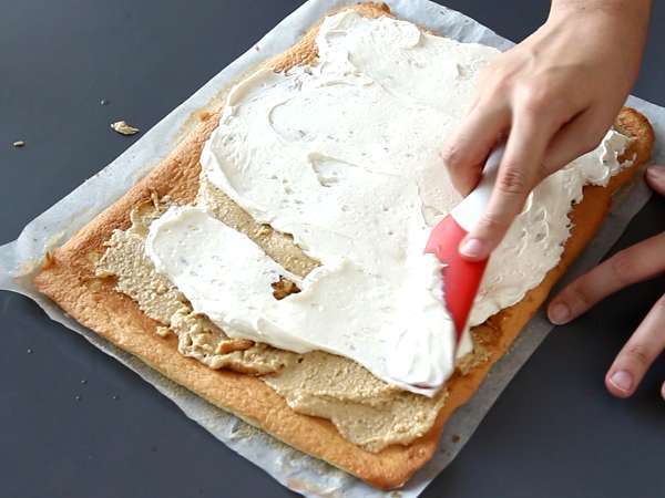 Лесно руло с вкус на Kinder Bueno, идеално за торта за рожден ден или за коледен дървен материал! - Подготовка стъпка 8