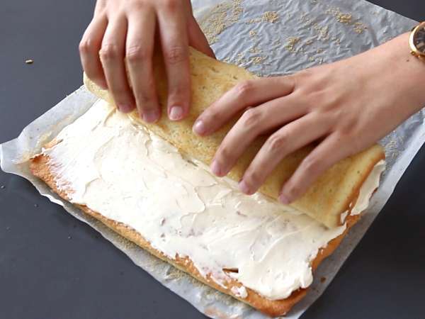 Лесно руло с вкус на Kinder Bueno, идеално за торта за рожден ден или за коледен дървен материал! - Подготовка стъпка 9