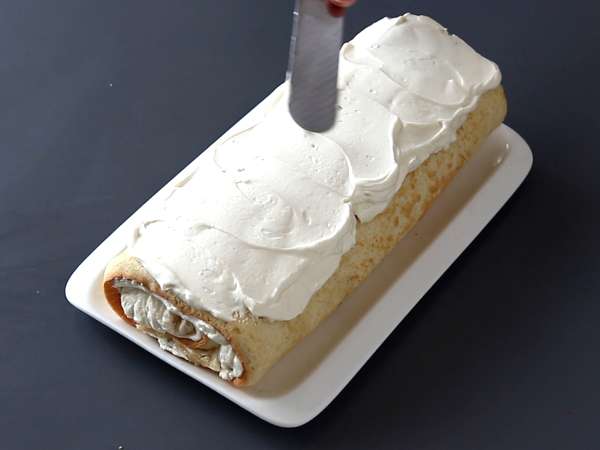 Лесно руло с вкус на Kinder Bueno, идеално за торта за рожден ден или за коледен дървен материал! - Подготовка стъпка 10