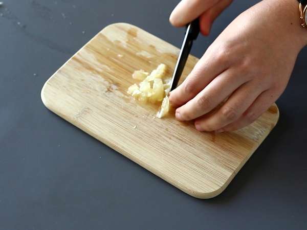 Прясно козе сирене и пушена сьомга върху препечен хляб - Подготовка стъпка 1