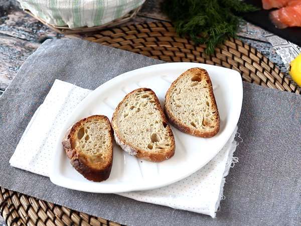 Прясно козе сирене и пушена сьомга върху препечен хляб - Подготовка стъпка 2