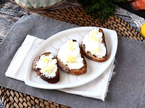 Прясно козе сирене и пушена сьомга върху препечен хляб - Подготовка стъпка 3