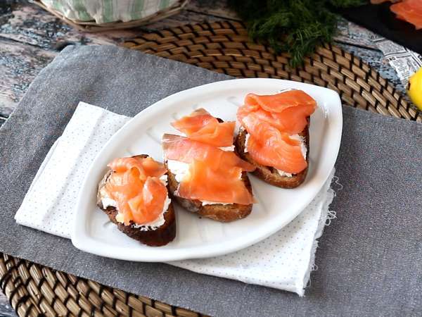 Прясно козе сирене и пушена сьомга върху препечен хляб - Подготовка стъпка 4