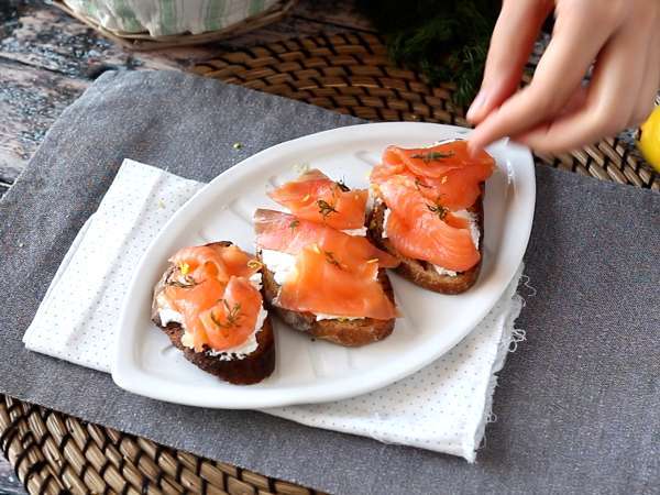 Прясно козе сирене и пушена сьомга върху препечен хляб - Подготовка стъпка 5