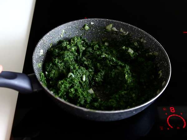 Спанакопита - изключително лесната гръцка питка със спанак и сирене фета - Подготовка стъпка 3