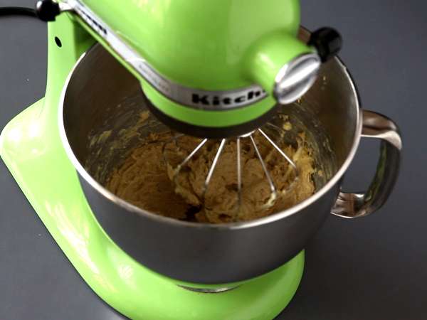 XXL бисквитки с лешници, млечен шоколад и пралина - Подготовка стъпка 1