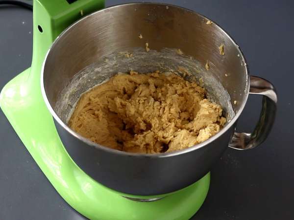 XXL бисквитки с лешници, млечен шоколад и пралина - Подготовка стъпка 3