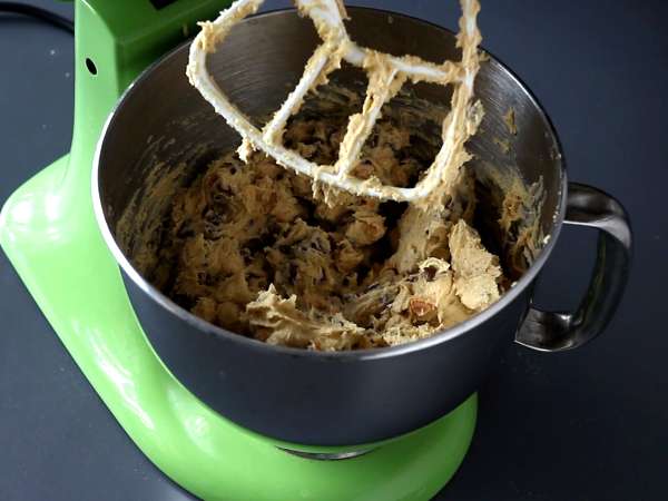 XXL бисквитки с лешници, млечен шоколад и пралина - Подготовка стъпка 4