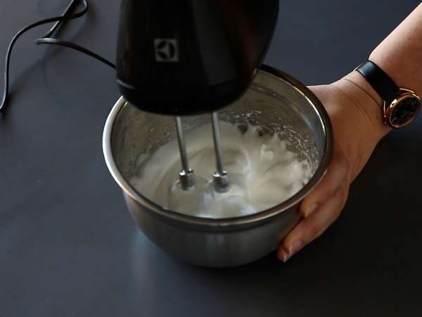 Choco flan, перфектната комбинация от влажна шоколадова торта и ванилов карамелен флан - Подготовка стъпка 4