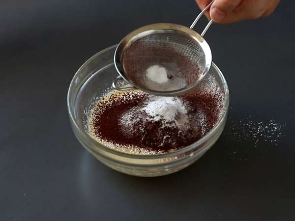 Choco flan, перфектната комбинация от влажна шоколадова торта и ванилов карамелен флан - Подготовка стъпка 6