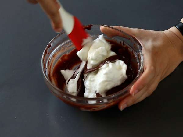 Choco flan, перфектната комбинация от влажна шоколадова торта и ванилов карамелен флан - Подготовка стъпка 7