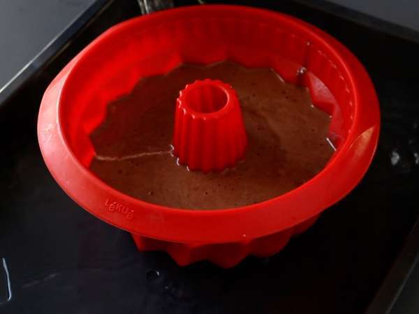 Choco flan, перфектната комбинация от влажна шоколадова торта и ванилов карамелен флан - Подготовка стъпка 9