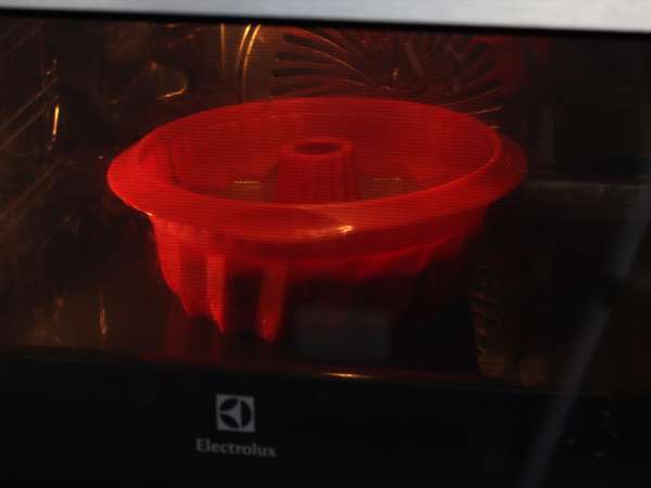 Choco flan, перфектната комбинация от влажна шоколадова торта и ванилов карамелен флан - Подготовка стъпка 10