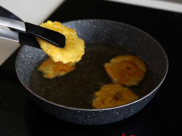 Патакони, колумбийски тост от плантаин с гуакамоле и домати - Подготовка стъпка 10