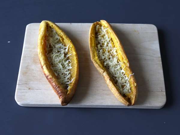 Плантани, пълнени с настъргано месо и настърган кашкавал - Подготовка стъпка 7