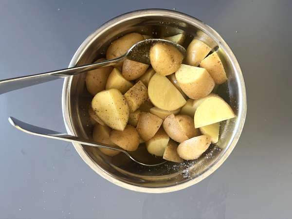 Печени картофи във фурната, класическа и лесна рецепта - Подготовка стъпка 2