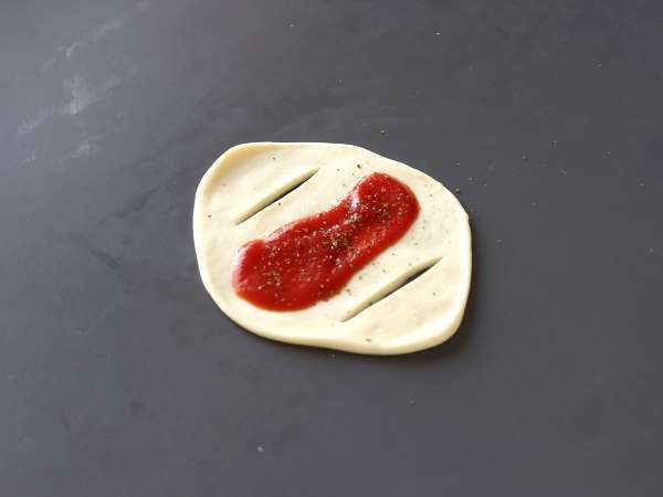 Рулца тип пица с пълнеж от домати, шунка и сос моцарела - Подготовка стъпка 3