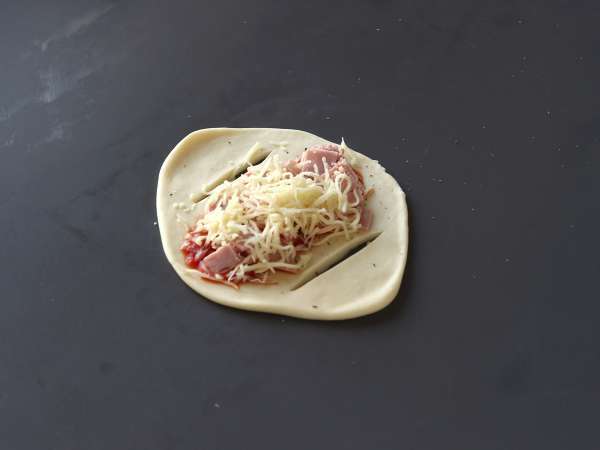 Рулца тип пица с пълнеж от домати, шунка и сос моцарела - Подготовка стъпка 4