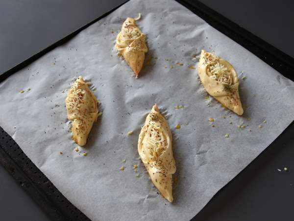 Рулца тип пица с пълнеж от домати, шунка и сос моцарела - Подготовка стъпка 7