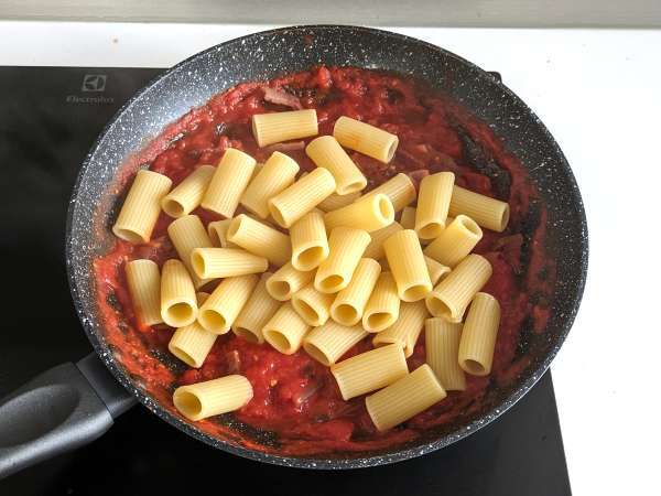 Pasta all'amatriciana, традиционната рецепта, обяснена стъпка по стъпка - Подготовка стъпка 8