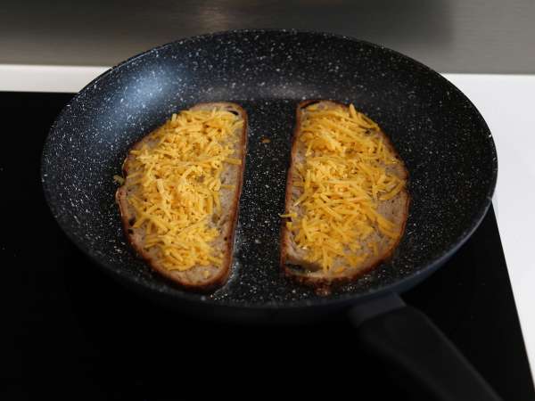 Макси сандвич със сирене на скара в американски стил: пилешко месо, авокадо, бекон - Подготовка стъпка 10