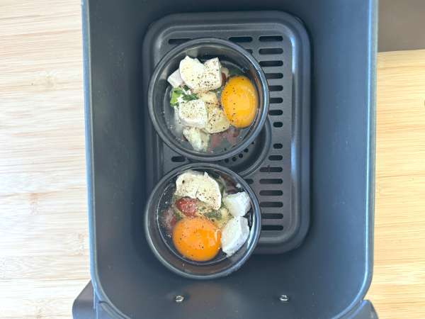 Запеканка от яйца с козе сирене и сушени домати във фритюрника! - Подготовка стъпка 4