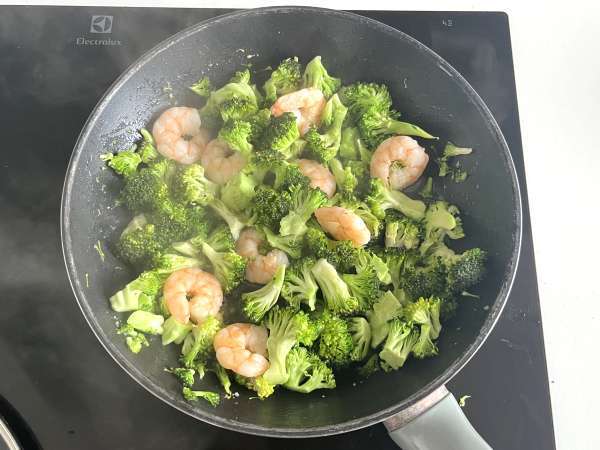 Броколи и скариди в пикантен корейски сос - просто, балансирано и пикантно ястие - Подготовка стъпка 2