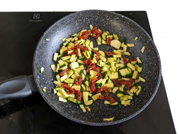 Паста с тиквички и сушени домати: бързо и вкусно първо ястие! - Подготовка стъпка 1