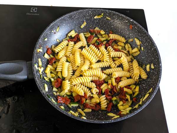 Паста с тиквички и сушени домати: бързо и вкусно първо ястие! - Подготовка стъпка 2