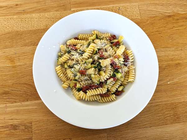 Паста с тиквички и сушени домати: бързо и вкусно първо ястие! - Подготовка стъпка 3