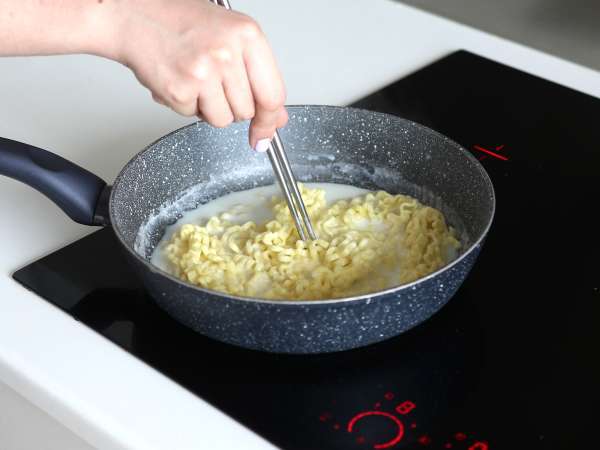 Как да приготвяме Buldak noodles carbonara flavour? Най-добрата рецепта! - Подготовка стъпка 4