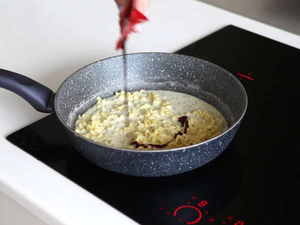 Как да приготвяме Buldak noodles carbonara flavour? Най-добрата рецепта! - Подготовка стъпка 6