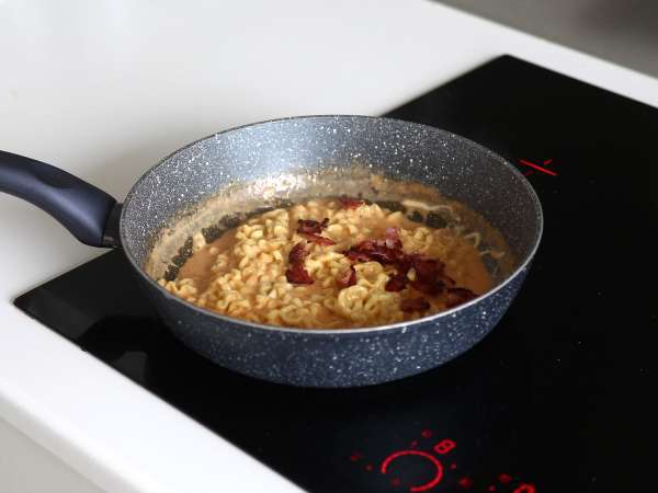 Как да приготвяме Buldak noodles carbonara flavour? Най-добрата рецепта! - Подготовка стъпка 8