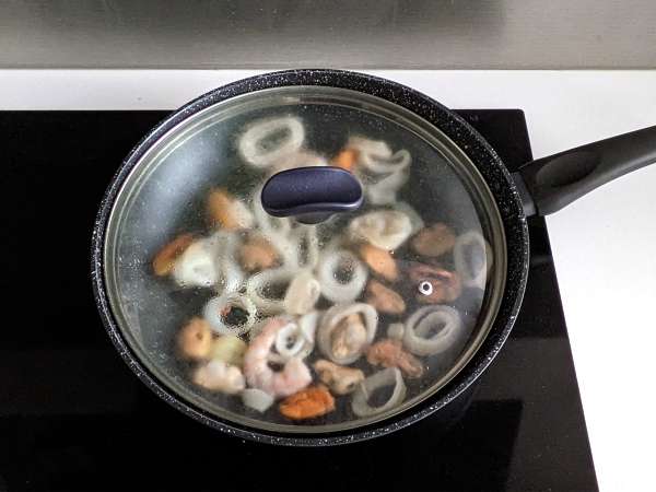 Паста със замразени морски дарове - вкусен и много бърз първи курс - Подготовка стъпка 1