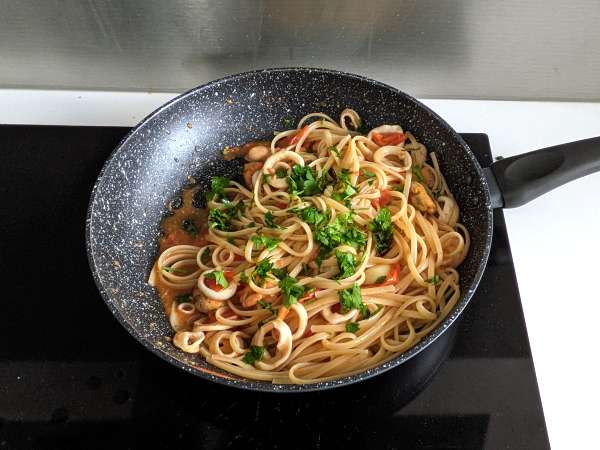 Паста със замразени морски дарове - вкусен и много бърз първи курс - Подготовка стъпка 6