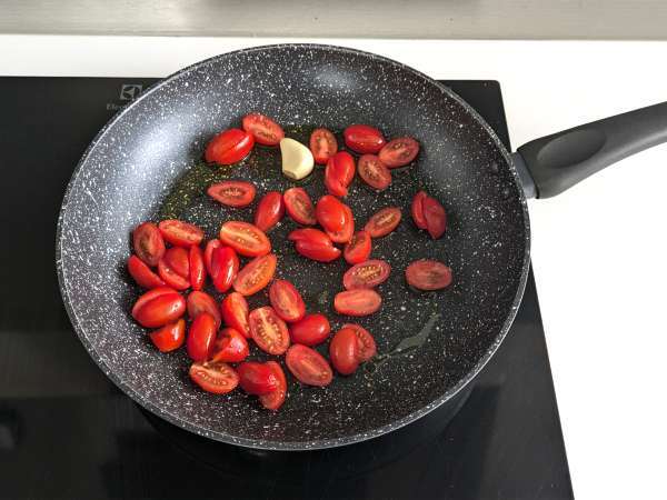 Кремообразна паста с бурата и чери домати - Подготовка стъпка 1