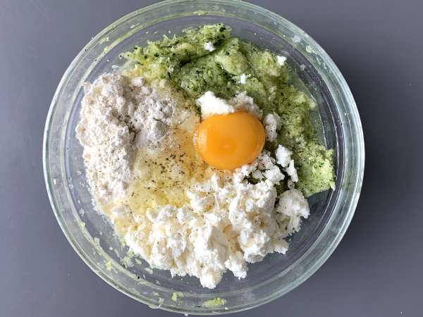 Фритюрник от тиквички със сос от кисело мляко и фета - Подготовка стъпка 2