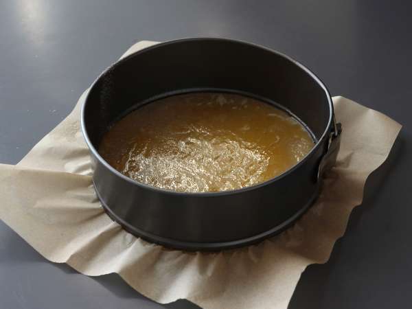 Торта с обърнати праскови, влажна, топяща се и карамелизирана - Подготовка стъпка 1