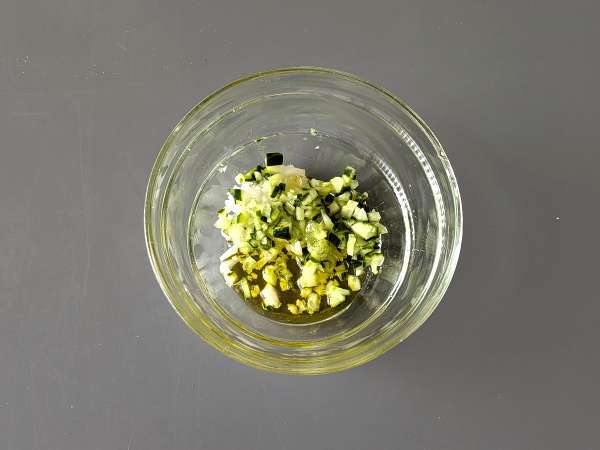 Гръцко кисело мляко, краставици и лук - Подготовка стъпка 1