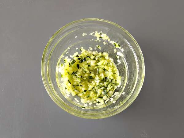 Гръцко кисело мляко, краставици и лук - Подготовка стъпка 2