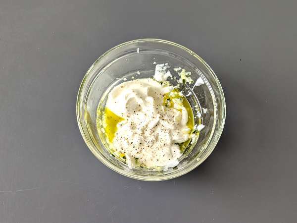 Гръцко кисело мляко, краставици и лук - Подготовка стъпка 3