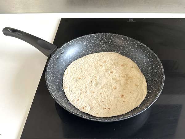 Средиземноморска обвивка, пълнена с хумус, рукола, чушки и фета - Подготовка стъпка 1