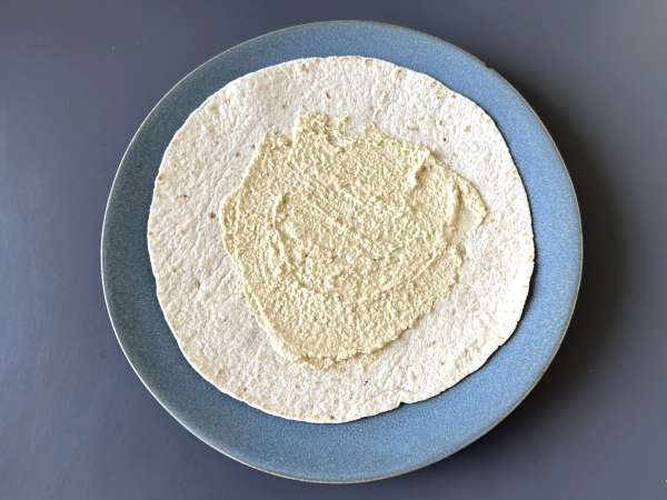 Средиземноморска обвивка, пълнена с хумус, рукола, чушки и фета - Подготовка стъпка 2