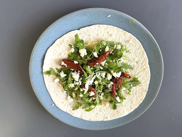 Средиземноморска обвивка, пълнена с хумус, рукола, чушки и фета - Подготовка стъпка 3