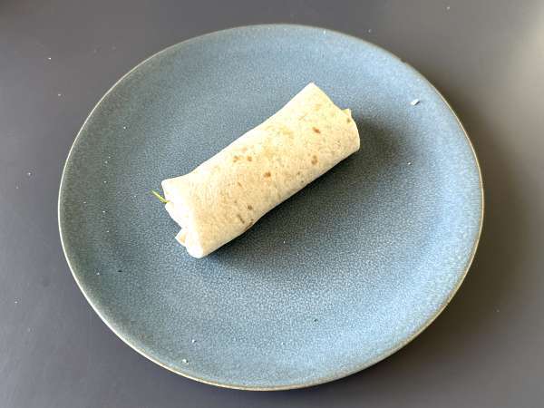 Средиземноморска обвивка, пълнена с хумус, рукола, чушки и фета - Подготовка стъпка 4